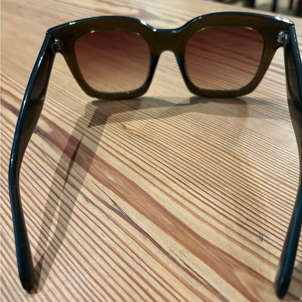 Fossil Stylish dark green Sunglasses. Dark green and brown.  Case included.